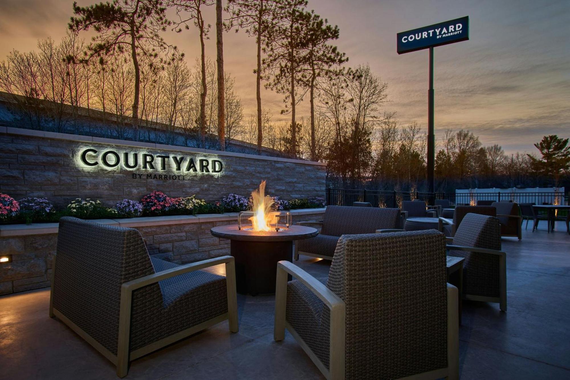 Courtyard Уосо Экстерьер фото